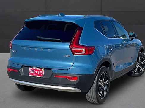 Used 2025 Volvo XC40 B5 Core AWD/4WD image 2