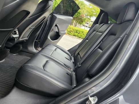 Used 2022 Tesla Model Y Long Range AWD/4WD image 28