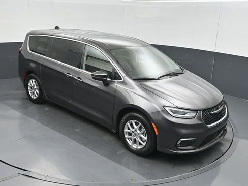 Used 2023 Chrysler Pacifica Touring-L FWD image 31