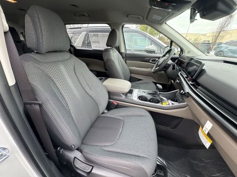 New 2026 Kia Carnival LX FWD image 25