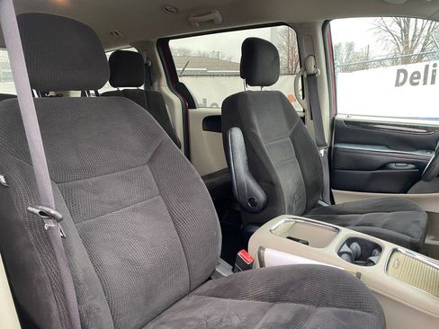 Used 2014 Dodge Grand Caravan SXT image 17