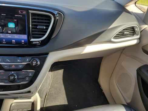 Used 2023 Chrysler Pacifica Touring-L FWD image 18