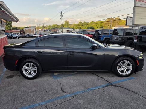 Used 2018 Dodge Charger SXT RWD image 4