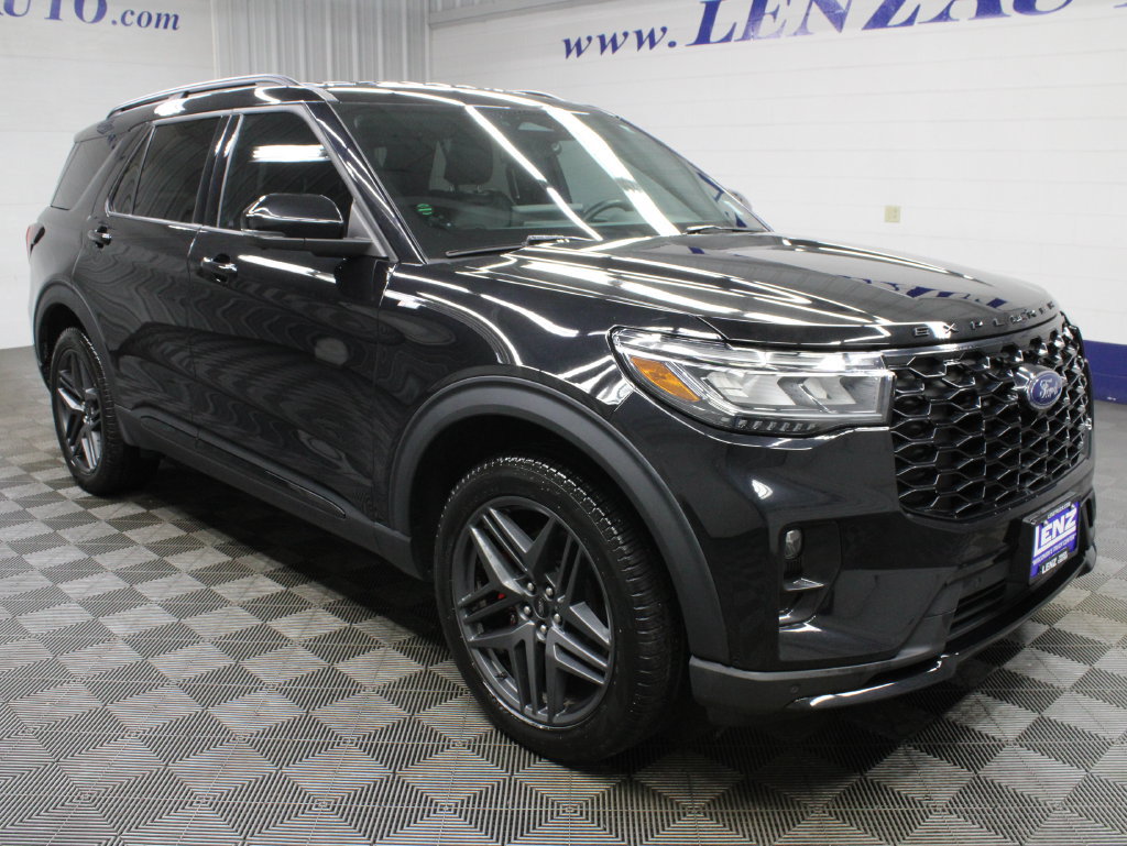 Used 2025 Ford Explorer ST-Line w/ ST-Line Street Pack AWD/4WD image 3