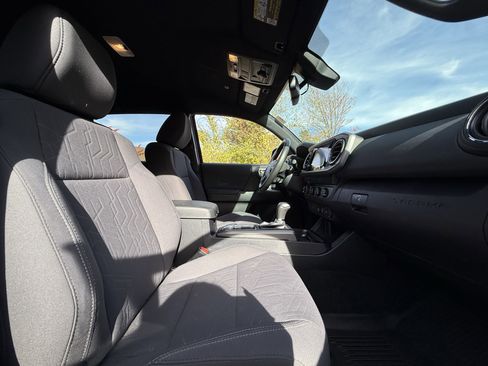 Used 2019 Toyota Tacoma TRD Off-Road image 37