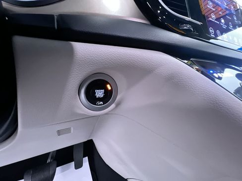 Used 2018 Chrysler Pacifica Touring-L Plus FWD image 17