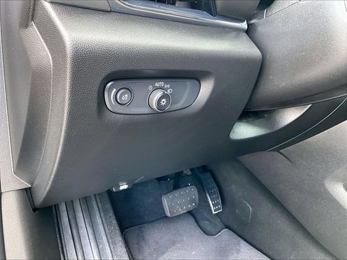 Used 2023 Chevrolet Traverse LT FWD image 31