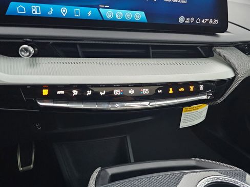 New 2026 Cadillac Optiq Luxury 2 image 32