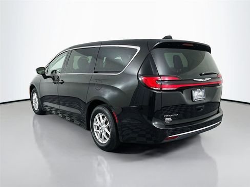 Used 2024 Chrysler Pacifica Touring-L image 10