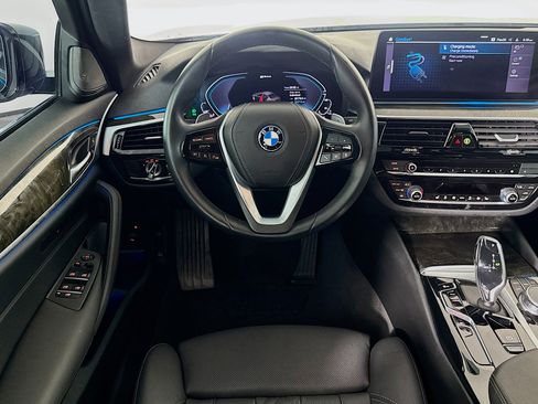 Used 2023 BMW 530e w/ Premium Package image 16