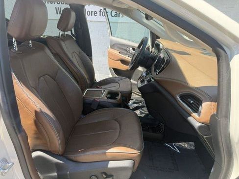 Used 2017 Chrysler Pacifica Limited w/ UConnect Theater Package FWD image 18