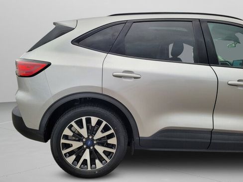 Used 2020 Ford Escape SE Sport image 29