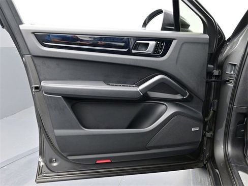 Used 2021 Porsche Cayenne Coupe w/ Premium Package image 7