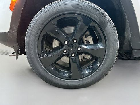 Used 2024 Jeep Grand Cherokee Altitude image 31