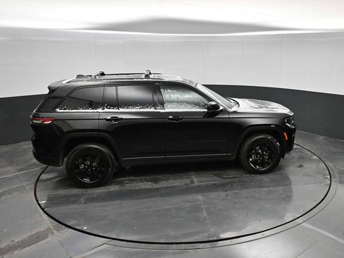 Used 2024 Jeep Grand Cherokee Altitude image 28