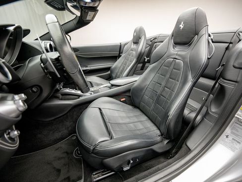 Used 2019 Ferrari Portofino RWD image 19