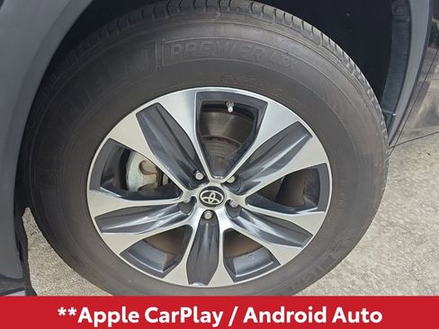 Used 2024 Toyota Highlander XLE image 3