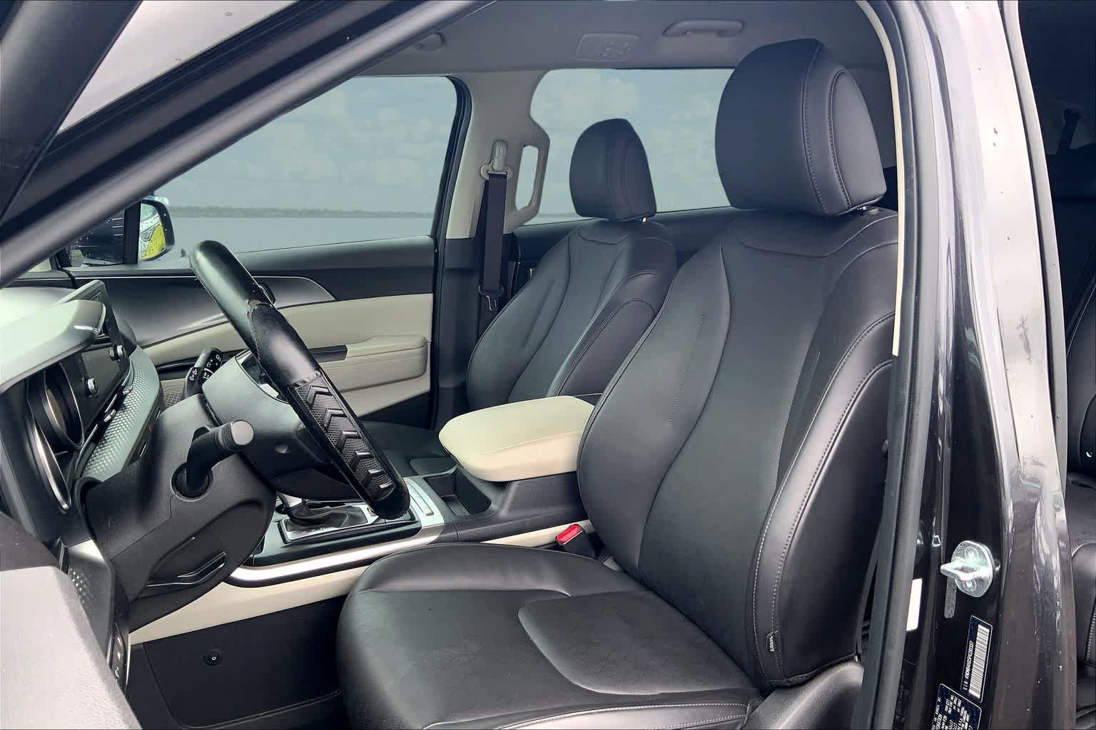 Used 2023 Kia Carnival LX FWD image 11