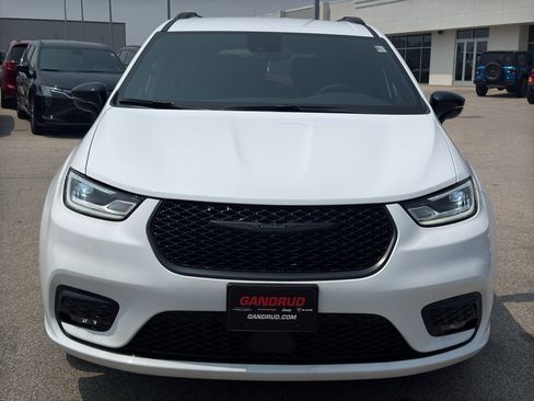 New 2026 Chrysler Pacifica Select w/ S Appearance Package FWD image 3