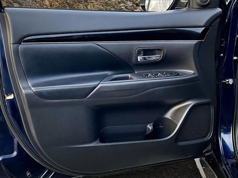 Used 2020 Mitsubishi Outlander ES image 19