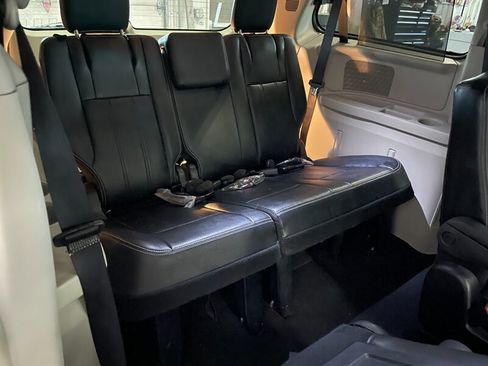 Used 2014 Chrysler Town & Country Touring-L w/ Driver Convenience Group image 22