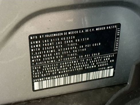 Used 2025 Volkswagen Tiguan SE AWD/4WD image 32