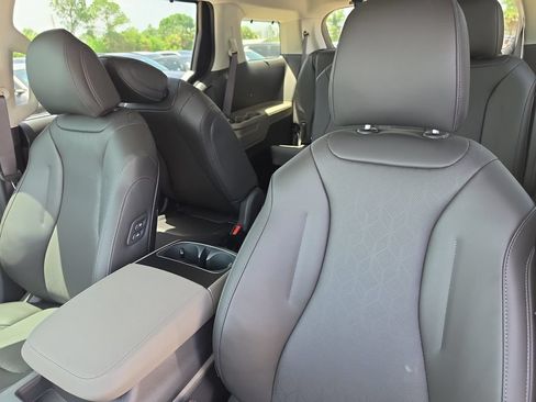 New 2026 Kia Carnival EX FWD image 23