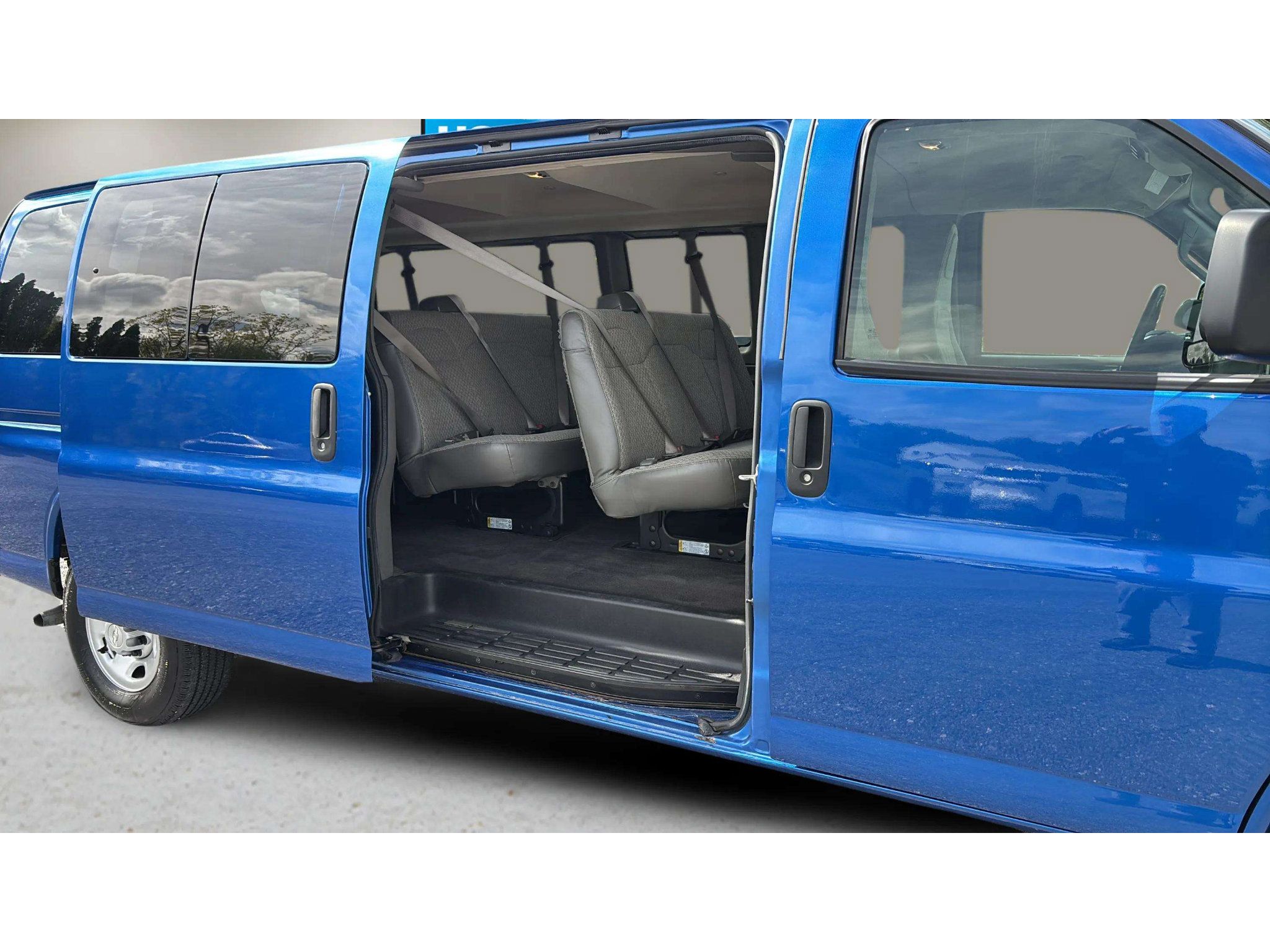 Used 2019 Chevrolet Express 3500 LS w/ Chrome Appearance Package RWD image 12