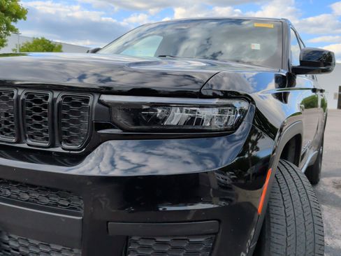 Used 2023 Jeep Grand Cherokee L Laredo image 3