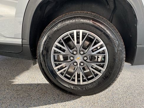 Used 2025 Chevrolet Traverse LT image 36