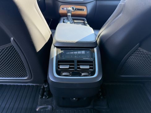 Certified 2022 Volvo XC90 T6 Momentum w/ Climate Package image 38