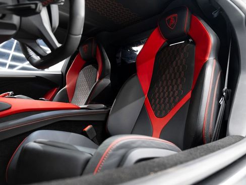 Used 2024 Lamborghini Revuelto image 34