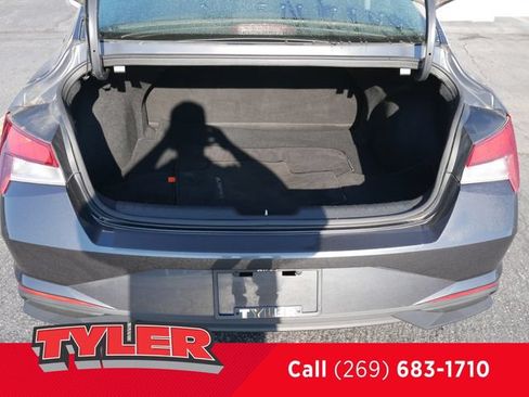Used 2022 Hyundai Elantra SEL FWD image 15