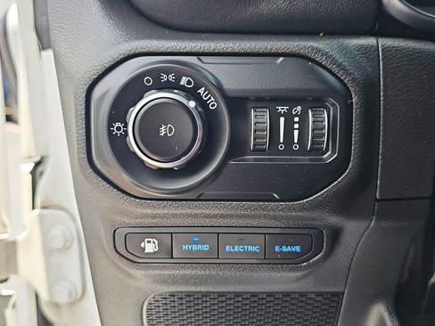 Used 2022 Jeep Wrangler Unlimited Sahara w/ Cold Weather Group AWD/4WD image 29