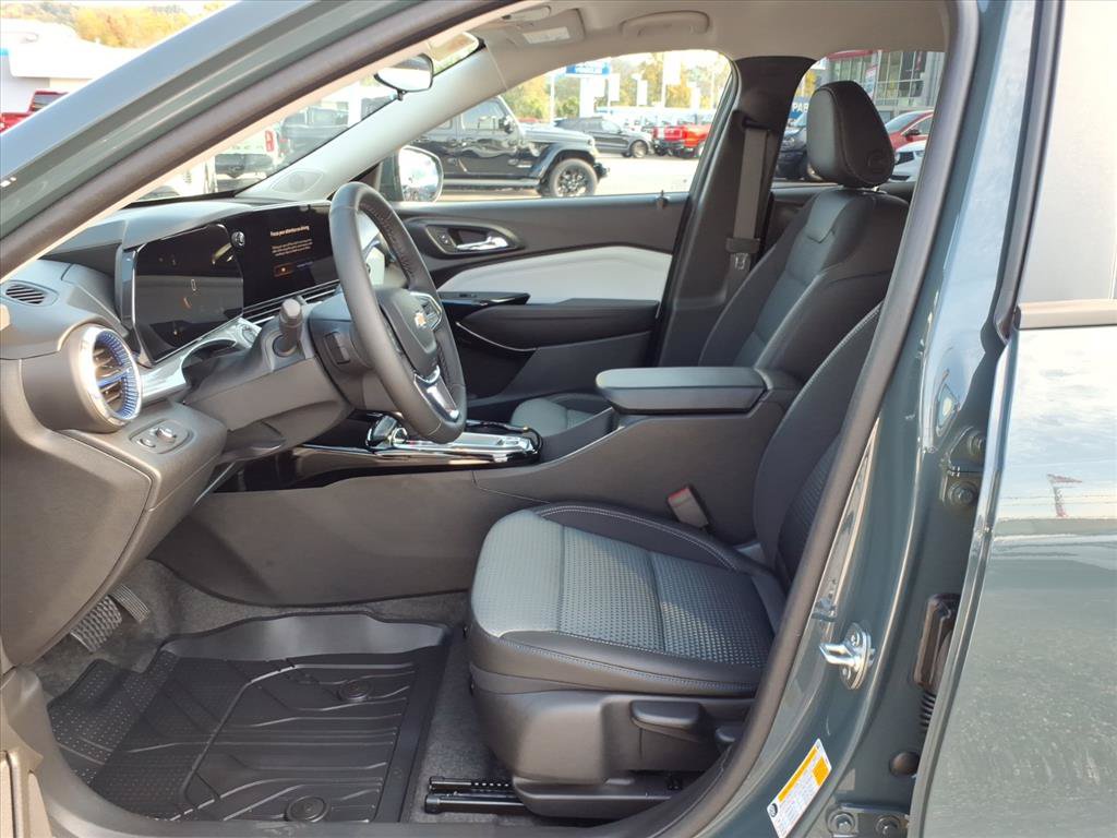 Used 2026 Chevrolet Trax LT w/ LT Convenience Package FWD image 11