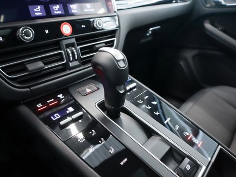 Used 2025 Porsche Macan image 17