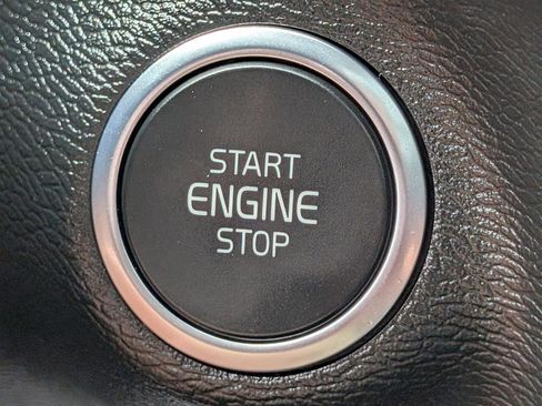 Used 2023 Volvo XC40 B5 Ultimate image 31