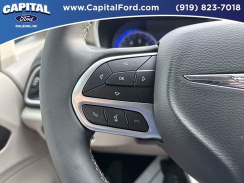 Used 2024 Chrysler Pacifica Touring-L image 21