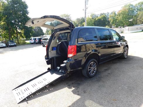 Used 2017 Dodge Grand Caravan SXT image 1