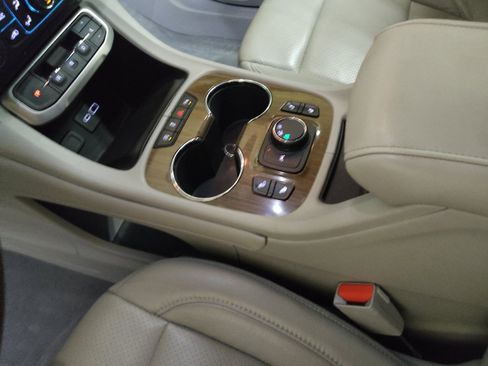 Used 2022 GMC Acadia SLE w/ Driver Convenience Package FWD image 26