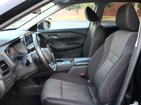 Used 2025 Nissan Rogue SV FWD image 9