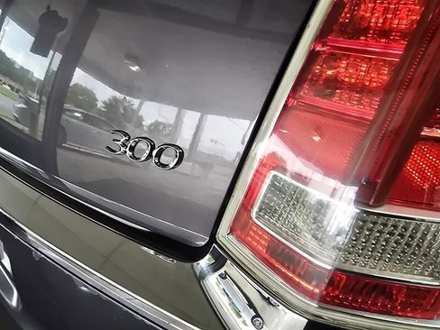 Used 2013 Chrysler 300 AWD w/ Driver Convenience Group image 29