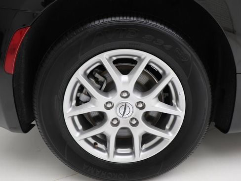 Used 2025 Chrysler Pacifica Select FWD image 9