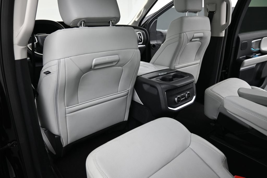 Used 2025 Ford Expedition Platinum w/ Driver's Package AWD/4WD image 29