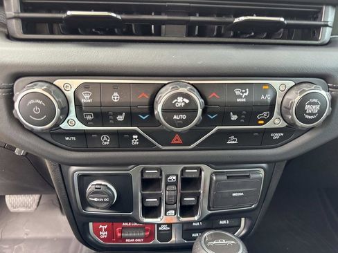 Used 2024 Jeep Gladiator Mojave w/ Technology Group image 21