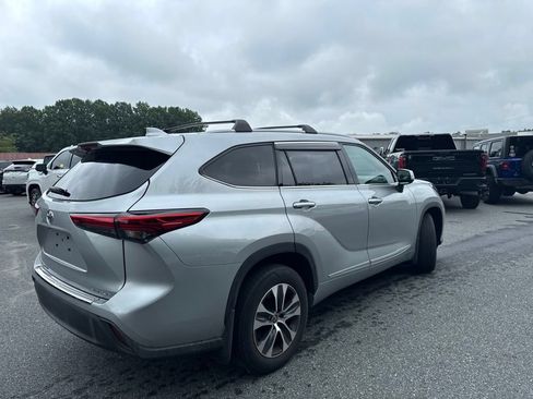 Used 2022 Toyota Highlander XLE AWD/4WD image 6
