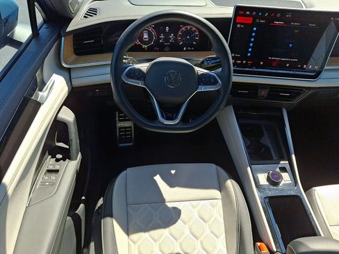 Certified 2025 Volkswagen Tiguan SEL R-Line image 11