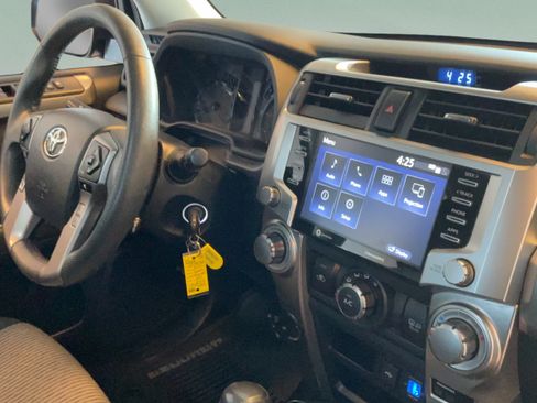 Used 2020 Toyota 4Runner SR5 AWD/4WD image 39