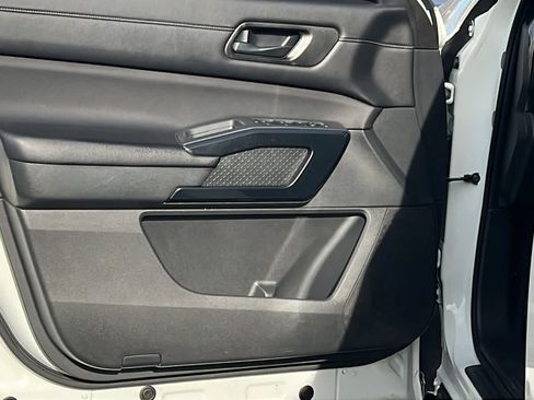 Used 2024 Nissan Pathfinder SV AWD/4WD image 23
