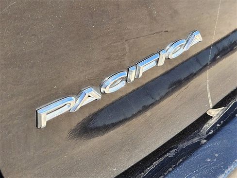 Used 2020 Chrysler Pacifica Limited image 11